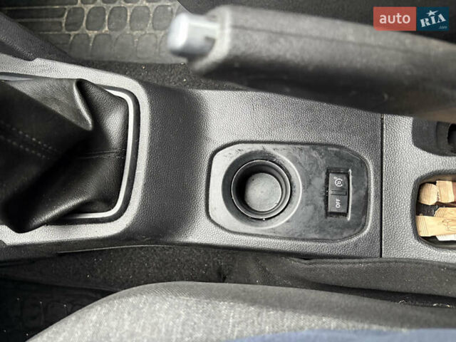 Белый Рено Дастер, объемом двигателя 1.6 л и пробегом 75 тыс. км за 12999 $, фото 16 на Automoto.ua