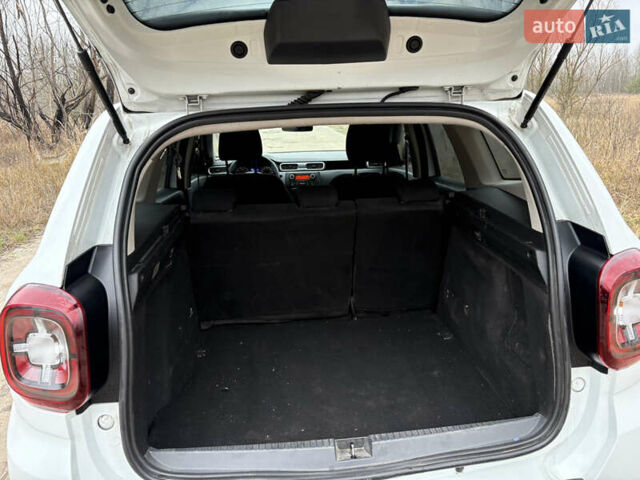 Белый Рено Дастер, объемом двигателя 1.6 л и пробегом 75 тыс. км за 12999 $, фото 10 на Automoto.ua