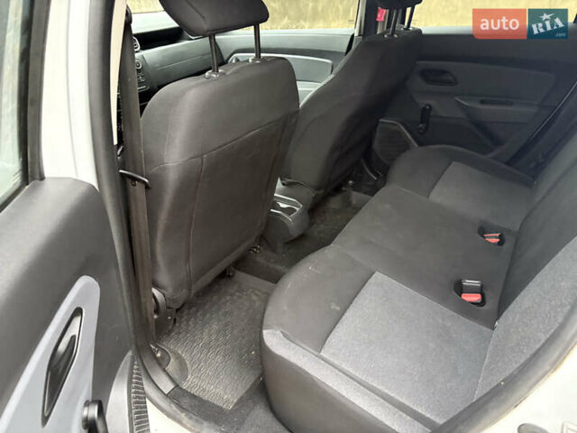 Белый Рено Дастер, объемом двигателя 1.6 л и пробегом 75 тыс. км за 12999 $, фото 9 на Automoto.ua