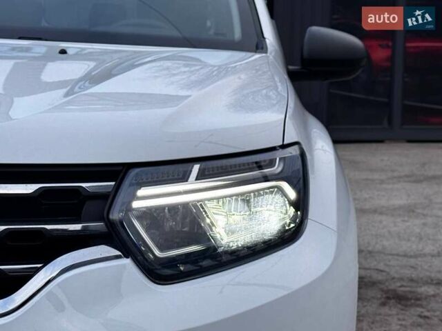 Белый Рено Дастер, объемом двигателя 1.6 л и пробегом 22 тыс. км за 17800 $, фото 3 на Automoto.ua
