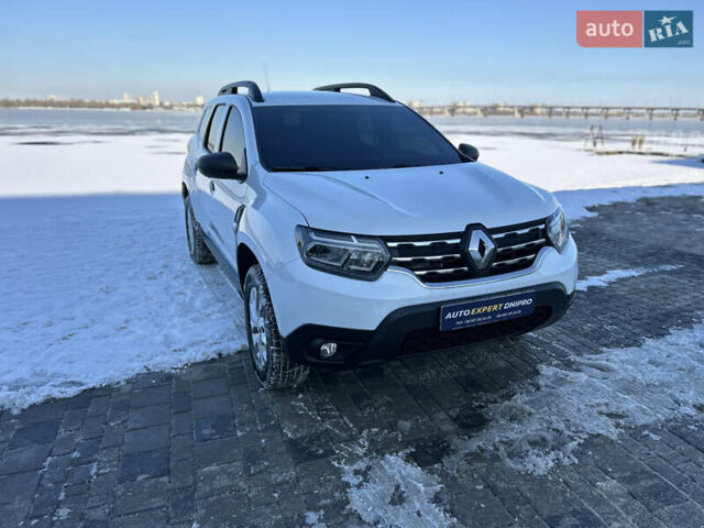 Белый Рено Дастер, объемом двигателя 1.6 л и пробегом 17 тыс. км за 17800 $, фото 2 на Automoto.ua