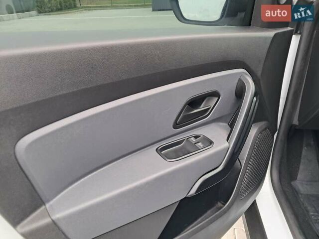 Белый Рено Дастер, объемом двигателя 1.5 л и пробегом 16 тыс. км за 16800 $, фото 27 на Automoto.ua