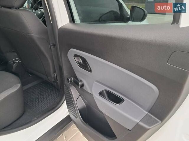 Белый Рено Дастер, объемом двигателя 1.5 л и пробегом 16 тыс. км за 16800 $, фото 22 на Automoto.ua