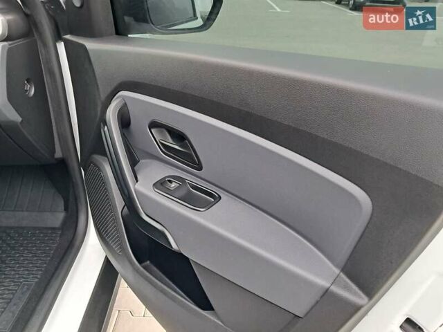 Белый Рено Дастер, объемом двигателя 1.5 л и пробегом 16 тыс. км за 16800 $, фото 25 на Automoto.ua