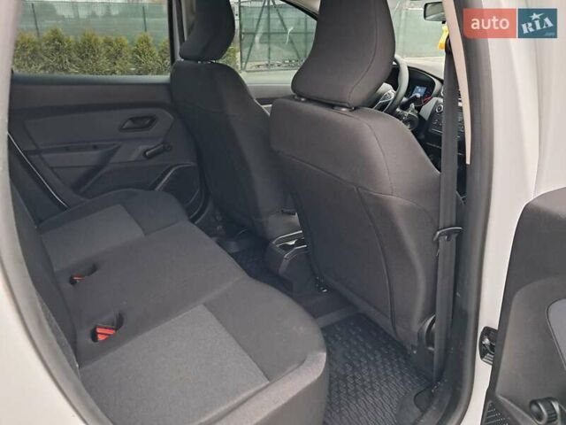 Белый Рено Дастер, объемом двигателя 1.5 л и пробегом 16 тыс. км за 16800 $, фото 23 на Automoto.ua