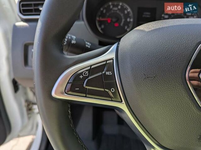Белый Рено Дастер, объемом двигателя 1.5 л и пробегом 16 тыс. км за 22100 $, фото 47 на Automoto.ua