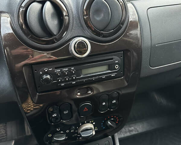 Черный Рено Дастер, объемом двигателя 1.6 л и пробегом 159 тыс. км за 8800 $, фото 4 на Automoto.ua