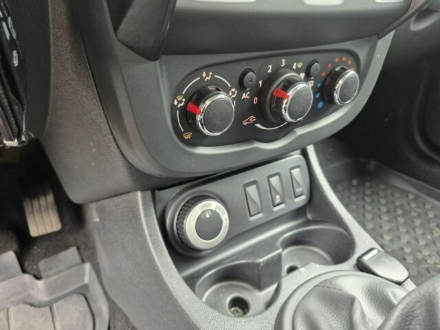 Чорний Рено Дастер, об'ємом двигуна 1.6 л та пробігом 71 тис. км за 11750 $, фото 12 на Automoto.ua