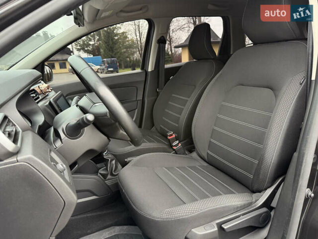 Чорний Рено Дастер, об'ємом двигуна 1.5 л та пробігом 45 тис. км за 18900 $, фото 12 на Automoto.ua