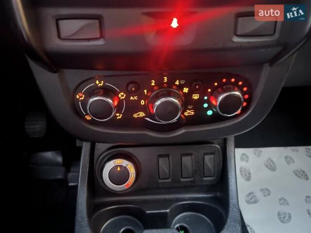 Красный Рено Дастер, объемом двигателя 1.46 л и пробегом 314 тыс. км за 8460 $, фото 20 на Automoto.ua