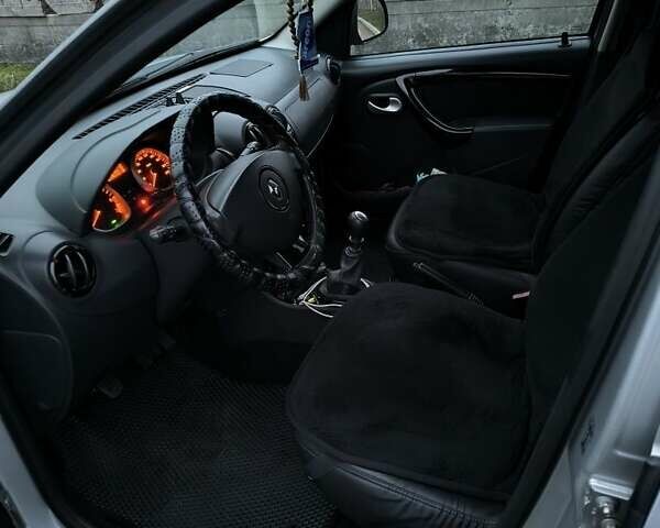 Серый Рено Дастер, объемом двигателя 1.6 л и пробегом 166 тыс. км за 10200 $, фото 3 на Automoto.ua