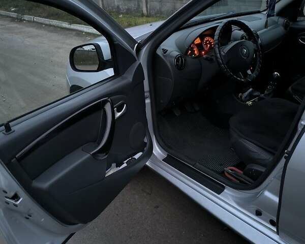 Серый Рено Дастер, объемом двигателя 1.6 л и пробегом 166 тыс. км за 10200 $, фото 2 на Automoto.ua