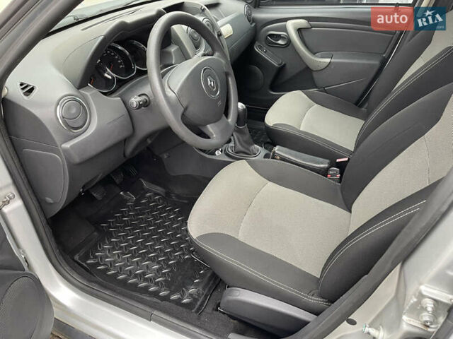 Серый Рено Дастер, объемом двигателя 1.5 л и пробегом 114 тыс. км за 10900 $, фото 2 на Automoto.ua