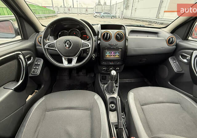 Серый Рено Дастер, объемом двигателя 1.6 л и пробегом 92 тыс. км за 11800 $, фото 51 на Automoto.ua