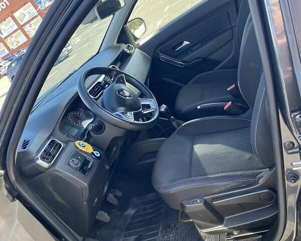 Серый Рено Дастер, объемом двигателя 1.5 л и пробегом 312 тыс. км за 13000 $, фото 5 на Automoto.ua