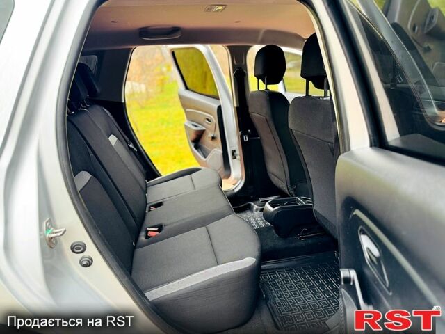 Сірий Рено Дастер, об'ємом двигуна 1.5 л та пробігом 57 тис. км за 18500 $, фото 10 на Automoto.ua