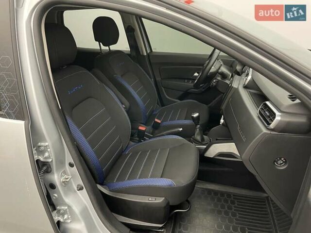 Серый Рено Дастер, объемом двигателя 1.6 л и пробегом 98 тыс. км за 16210 $, фото 20 на Automoto.ua