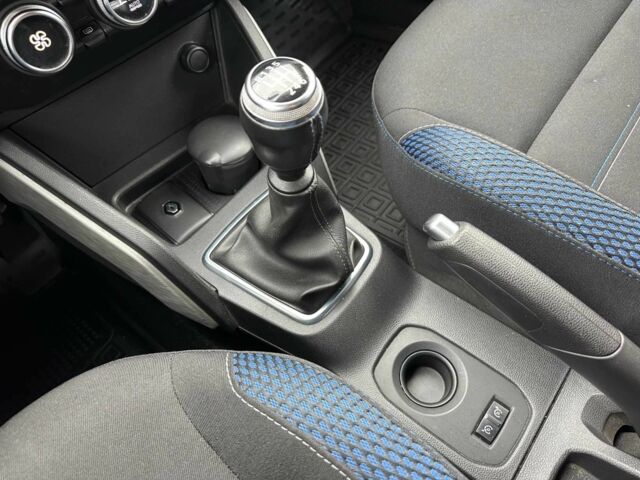 Сірий Рено Дастер, об'ємом двигуна 1.5 л та пробігом 88 тис. км за 18950 $, фото 15 на Automoto.ua