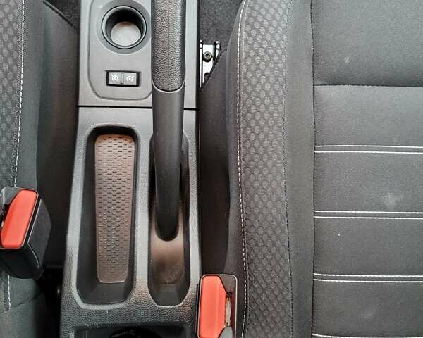 Серый Рено Дастер, объемом двигателя 1.6 л и пробегом 12 тыс. км за 18900 $, фото 7 на Automoto.ua