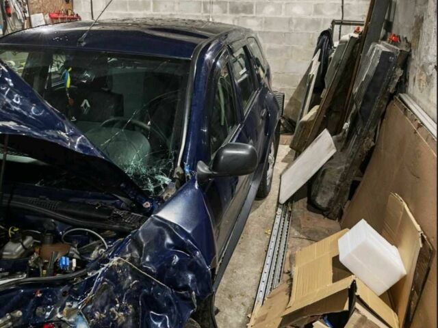 Синий Рено Дастер, объемом двигателя 1.6 л и пробегом 102 тыс. км за 3300 $, фото 3 на Automoto.ua