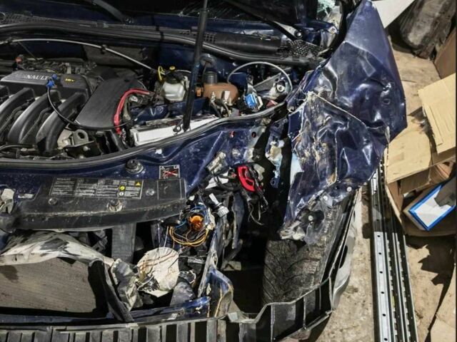 Синий Рено Дастер, объемом двигателя 1.6 л и пробегом 102 тыс. км за 3300 $, фото 2 на Automoto.ua