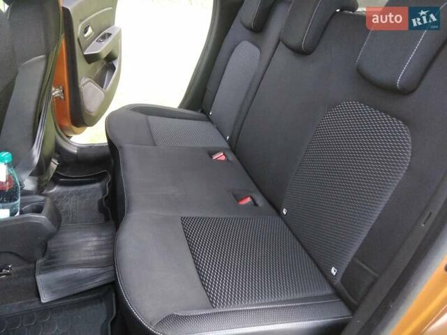 Оранжевый Рено Дастер, объемом двигателя 1.5 л и пробегом 160 тыс. км за 15400 $, фото 5 на Automoto.ua