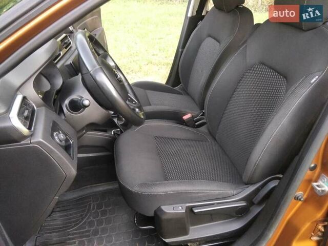 Оранжевый Рено Дастер, объемом двигателя 1.5 л и пробегом 160 тыс. км за 15400 $, фото 4 на Automoto.ua