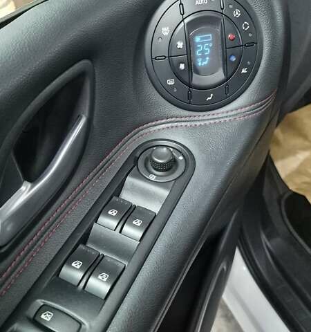 Білий Рено Еспейс, об'ємом двигуна 2 л та пробігом 210 тис. км за 8650 $, фото 12 на Automoto.ua