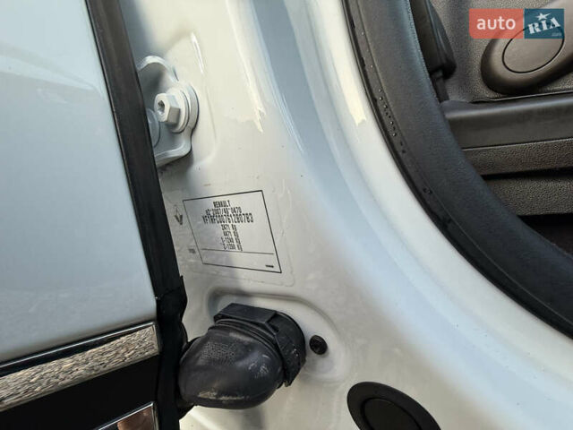 Белый Рено Эспейс, объемом двигателя 1.6 л и пробегом 154 тыс. км за 16999 $, фото 25 на Automoto.ua