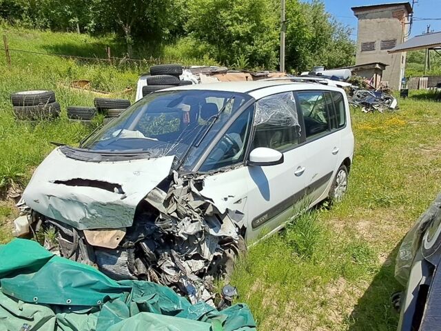 Белый Рено Эспейс, объемом двигателя 2 л и пробегом 250 тыс. км за 2000 $, фото 4 на Automoto.ua