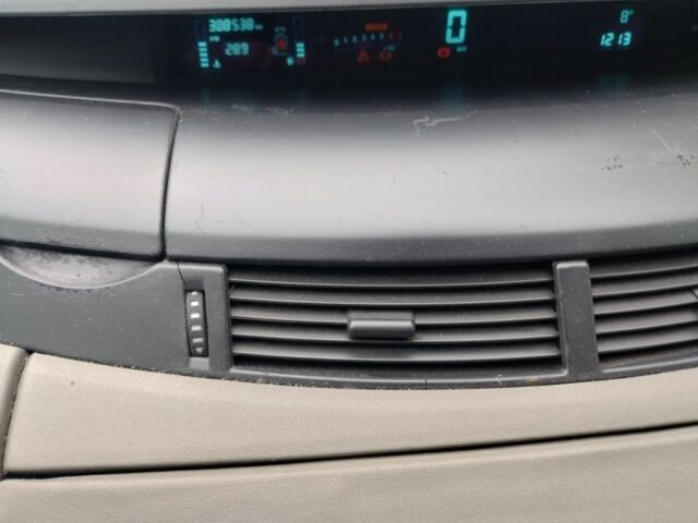 Красный Рено Эспейс, объемом двигателя 2 л и пробегом 350 тыс. км за 2381 $, фото 13 на Automoto.ua