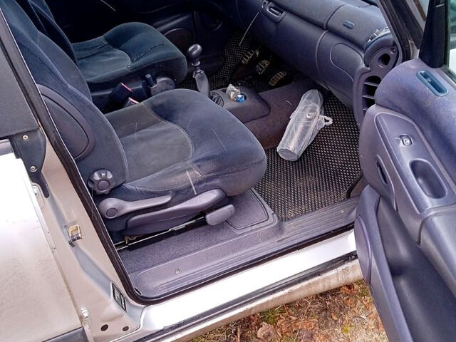 Серый Рено Эспейс, объемом двигателя 1.9 л и пробегом 305 тыс. км за 3300 $, фото 3 на Automoto.ua