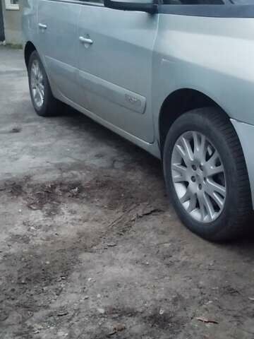 Серый Рено Эспейс, объемом двигателя 2 л и пробегом 267 тыс. км за 4500 $, фото 2 на Automoto.ua