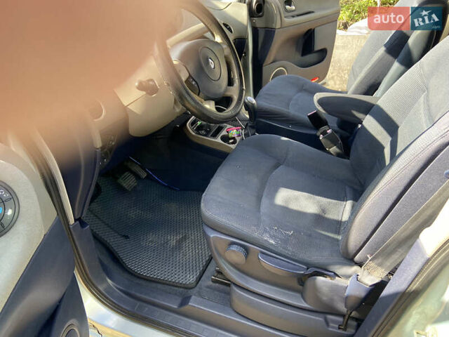 Рено Еспейс 2003 у Хмельницькому на Automoto.ua Сірий Рено Еспейс, об'ємом двигуна 2.19 л та пробігом 557 тис. км за 4500 $, фото 13 на Automoto.ua