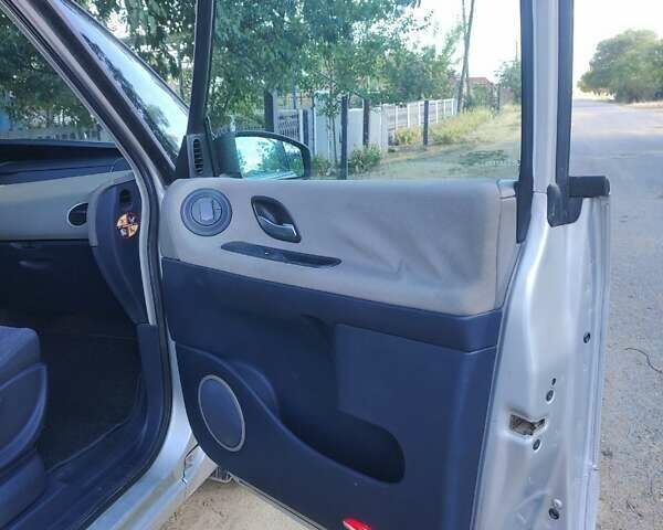 Сірий Рено Еспейс, об'ємом двигуна 2 л та пробігом 245 тис. км за 5500 $, фото 3 на Automoto.ua