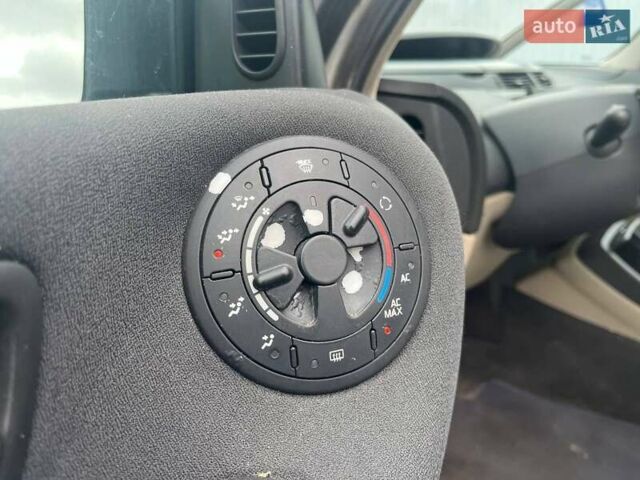Сірий Рено Еспейс, об'ємом двигуна 2 л та пробігом 223 тис. км за 4990 $, фото 16 на Automoto.ua