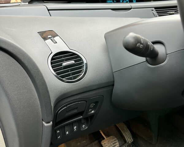 Серый Рено Эспейс, объемом двигателя 2 л и пробегом 233 тыс. км за 7900 $, фото 15 на Automoto.ua