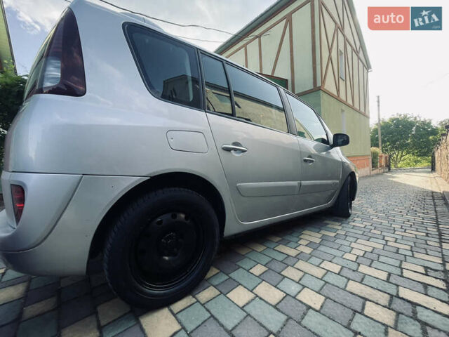 Серый Рено Эспейс, объемом двигателя 2 л и пробегом 355 тыс. км за 6350 $, фото 2 на Automoto.ua