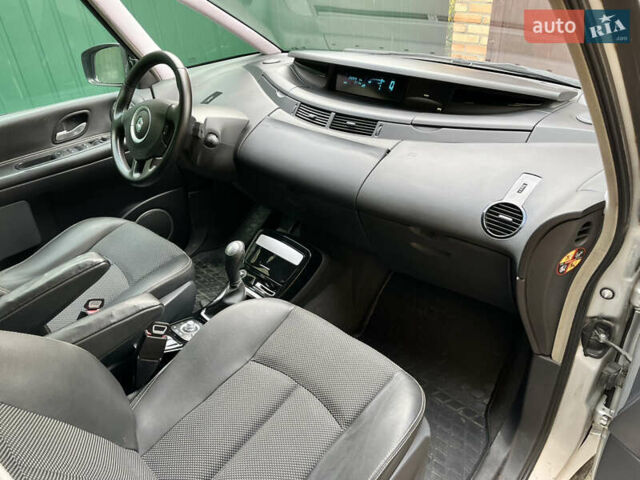 Серый Рено Эспейс, объемом двигателя 2 л и пробегом 233 тыс. км за 7900 $, фото 2 на Automoto.ua