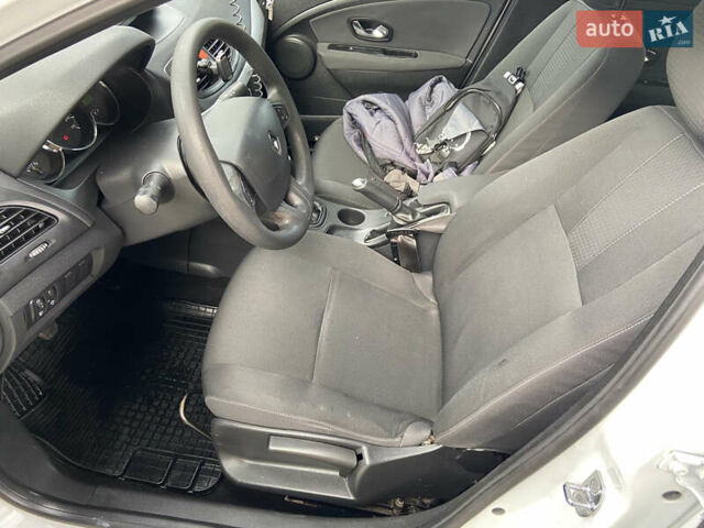 Белый Рено Флюенс, объемом двигателя 1.5 л и пробегом 290 тыс. км за 5400 $, фото 16 на Automoto.ua