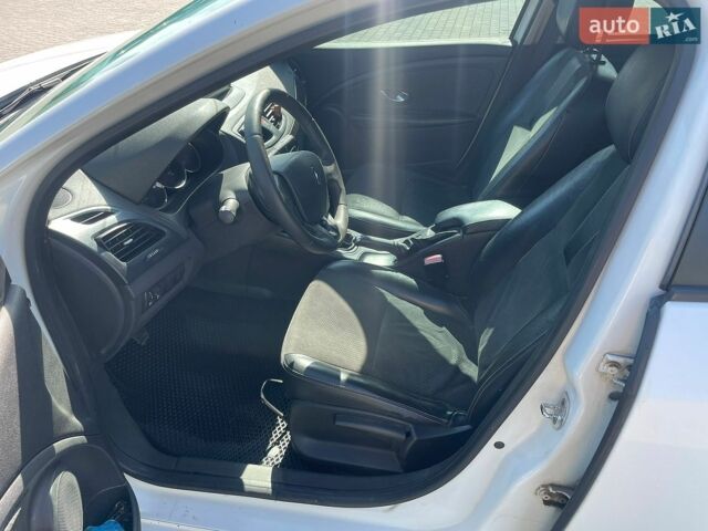 Білий Рено Флюенс, об'ємом двигуна 1.46 л та пробігом 263 тис. км за 5700 $, фото 10 на Automoto.ua