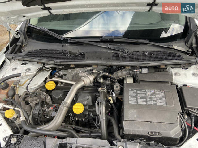 Белый Рено Флюенс, объемом двигателя 1.5 л и пробегом 290 тыс. км за 5400 $, фото 26 на Automoto.ua