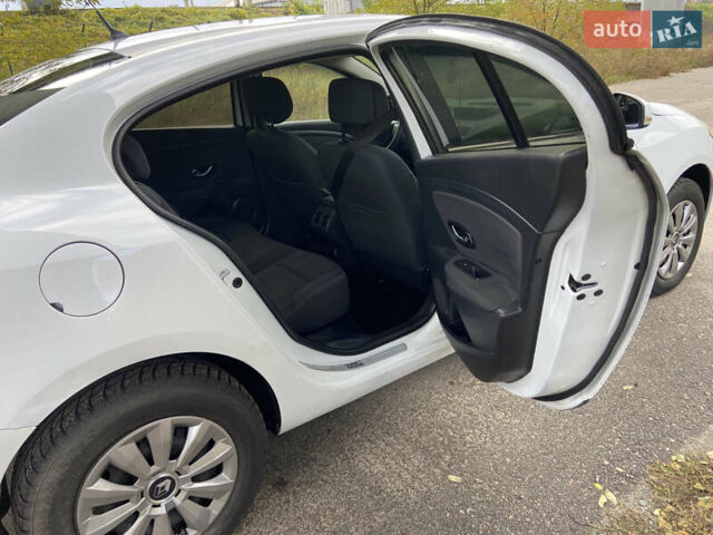 Белый Рено Флюенс, объемом двигателя 1.5 л и пробегом 290 тыс. км за 5400 $, фото 20 на Automoto.ua