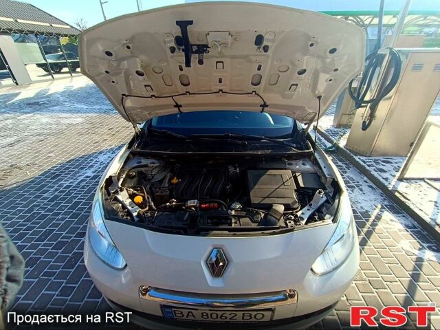 Білий Рено Флюенс, об'ємом двигуна 1.6 л та пробігом 15400 тис. км за 6700 $, фото 4 на Automoto.ua
