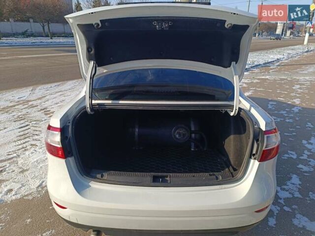 Белый Рено Флюенс, объемом двигателя 1.6 л и пробегом 153 тыс. км за 6299 $, фото 16 на Automoto.ua