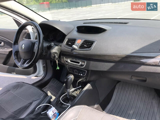 Белый Рено Флюенс, объемом двигателя 1.6 л и пробегом 270 тыс. км за 4850 $, фото 15 на Automoto.ua