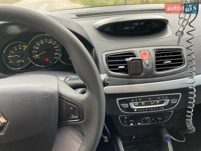 Белый Рено Флюенс, объемом двигателя 1.5 л и пробегом 290 тыс. км за 5400 $, фото 28 на Automoto.ua