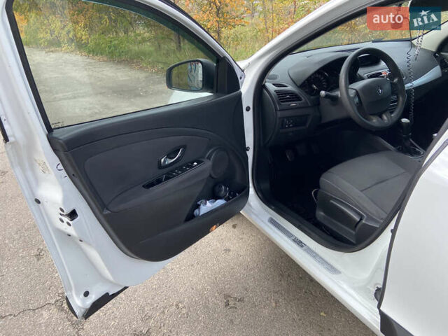 Белый Рено Флюенс, объемом двигателя 1.46 л и пробегом 292 тыс. км за 5350 $, фото 17 на Automoto.ua