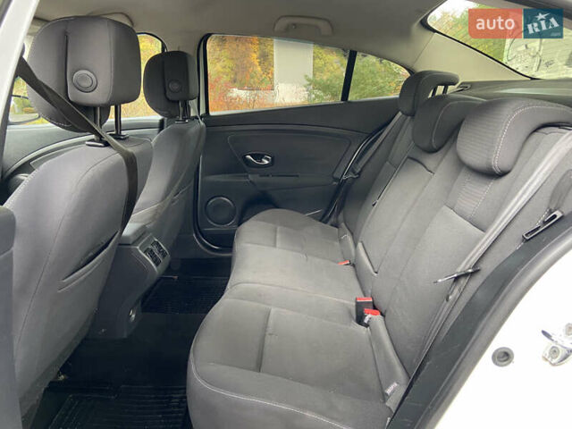 Белый Рено Флюенс, объемом двигателя 1.5 л и пробегом 290 тыс. км за 5400 $, фото 13 на Automoto.ua