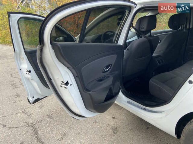 Белый Рено Флюенс, объемом двигателя 1.5 л и пробегом 290 тыс. км за 5400 $, фото 14 на Automoto.ua